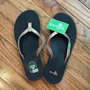 Sanuk yoga mat flip flops NWT